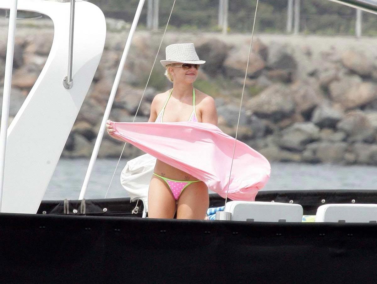 15P Britney Spears naughty body in very sexy bikini