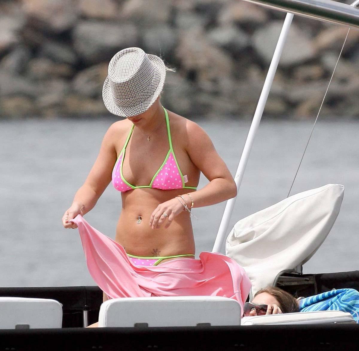15P Britney Spears naughty body in very sexy bikini