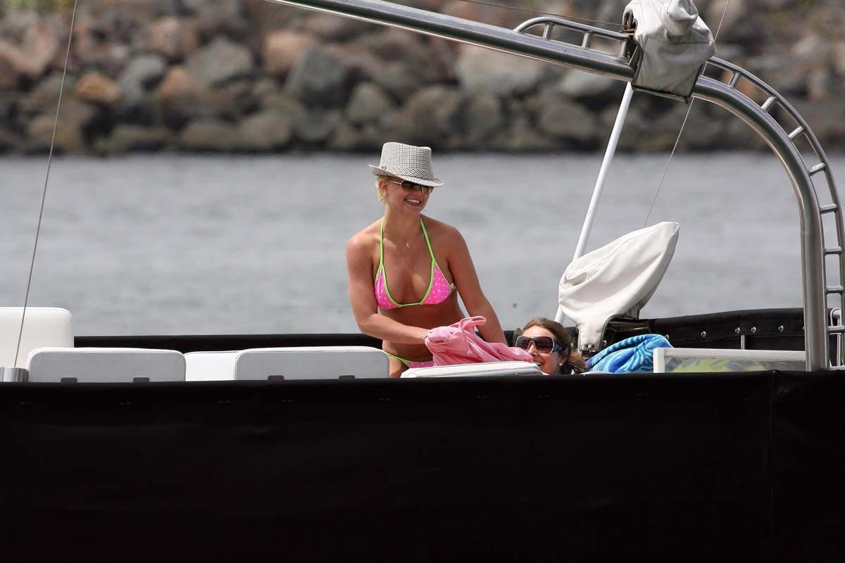 15P Britney Spears naughty body in very sexy bikini