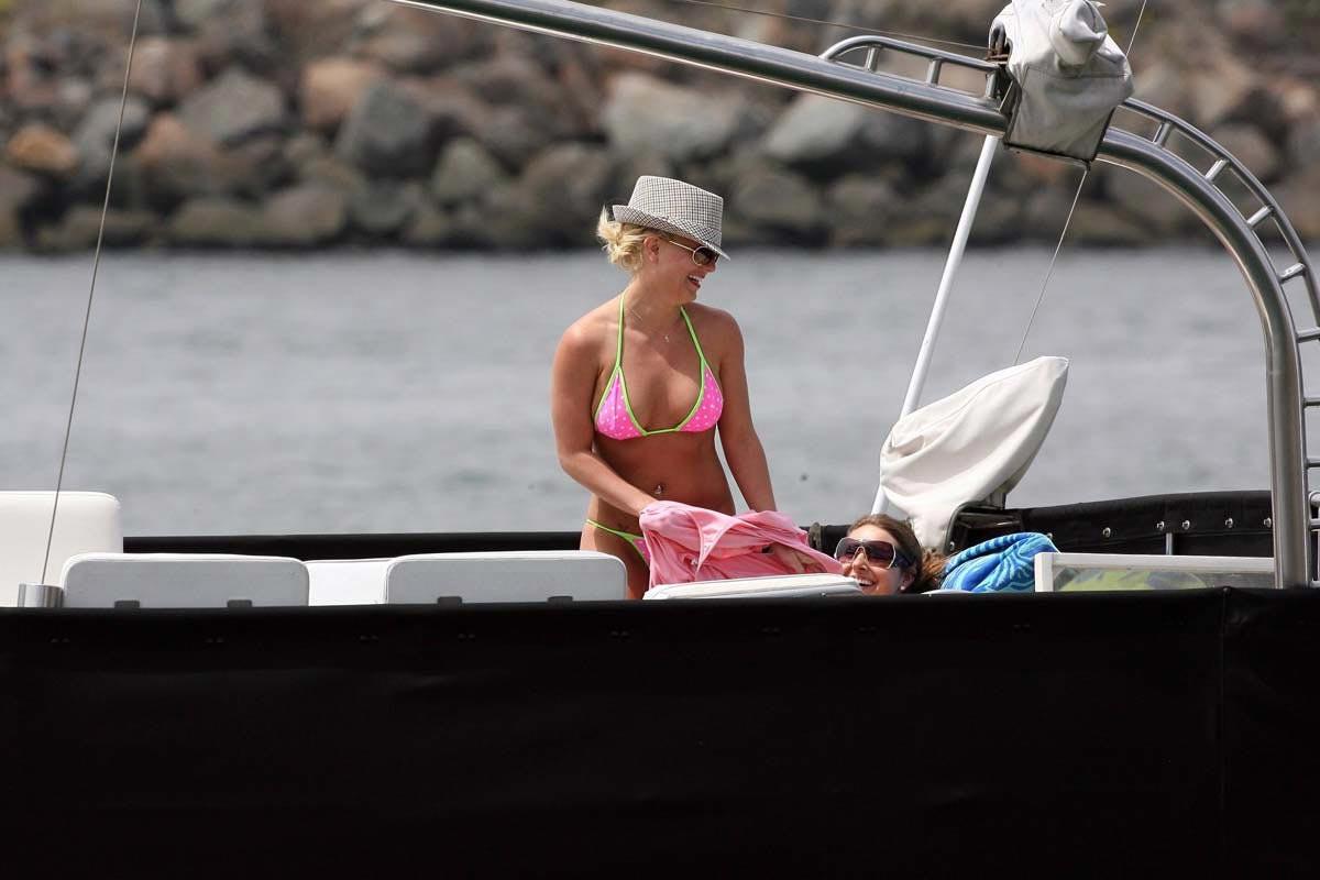 15P Britney Spears naughty body in very sexy bikini