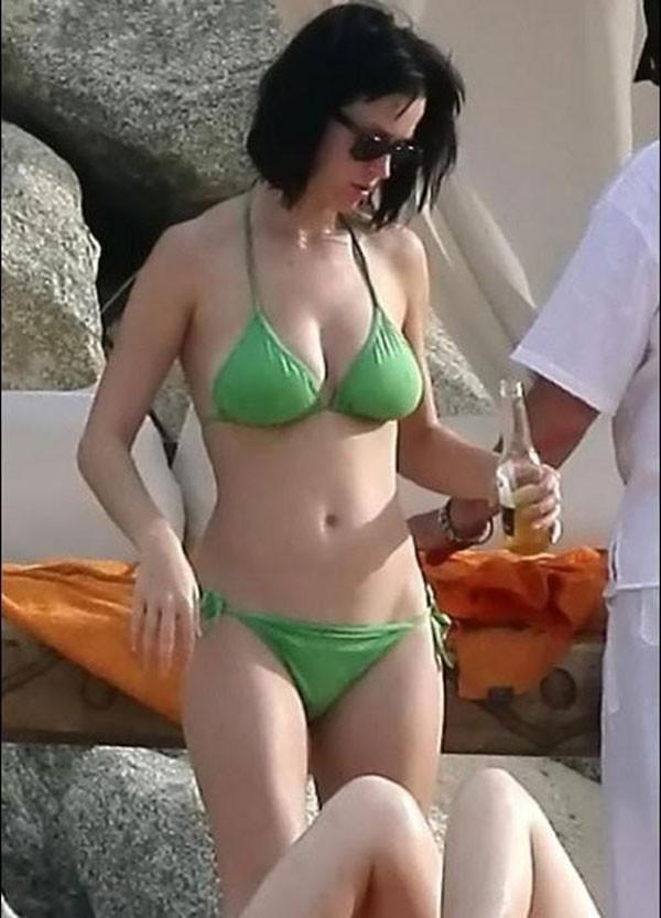 15P Katy Perry stunning big boobs in green bikini