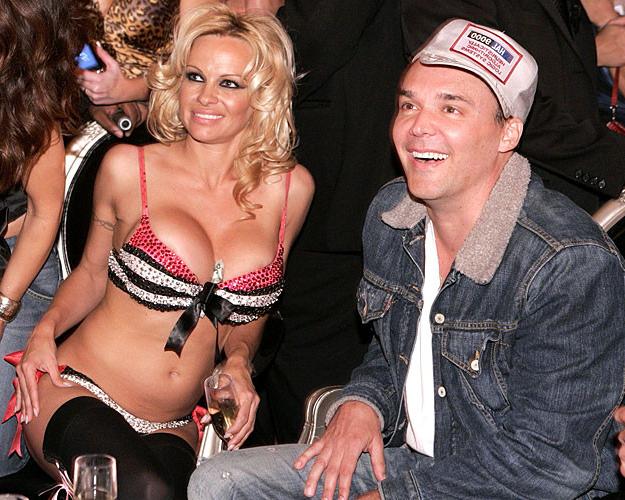 16P Pamela Anderson showing her nice big tits and posing in bra