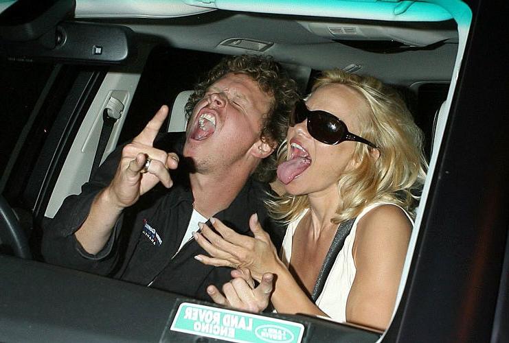 16P Pamela Anderson showing her nice big tits and posing in bra