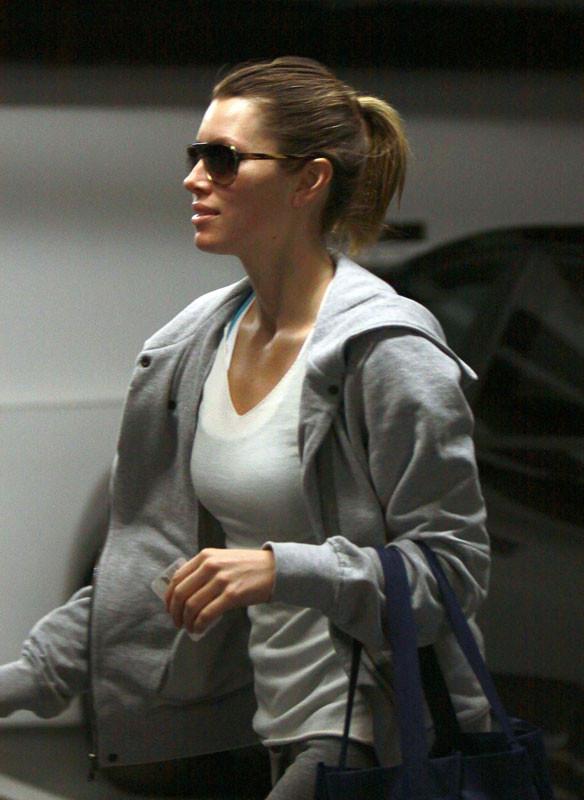 15P Celebrity Jessica Biel showing her amazing ass in sexy bikini