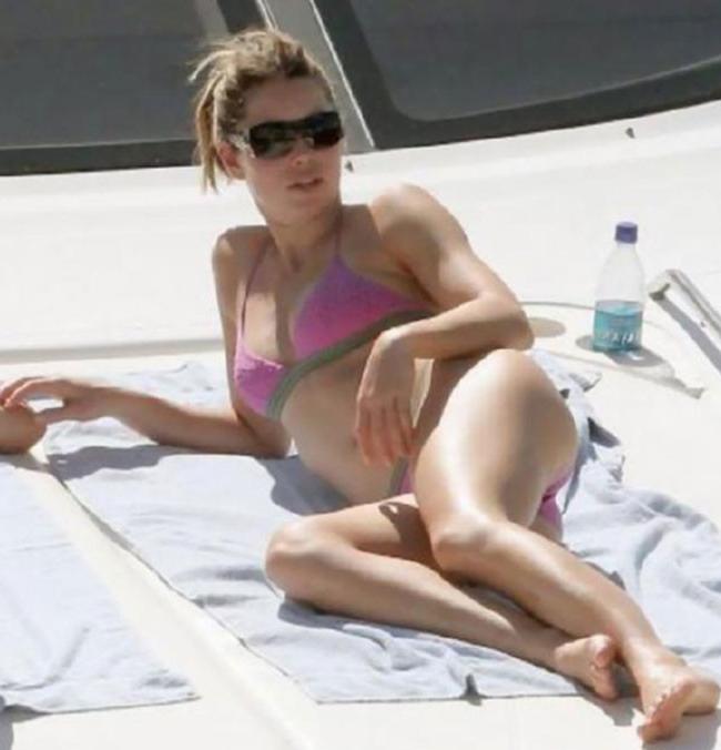 15P Celebrity Jessica Biel showing her amazing ass in sexy bikini