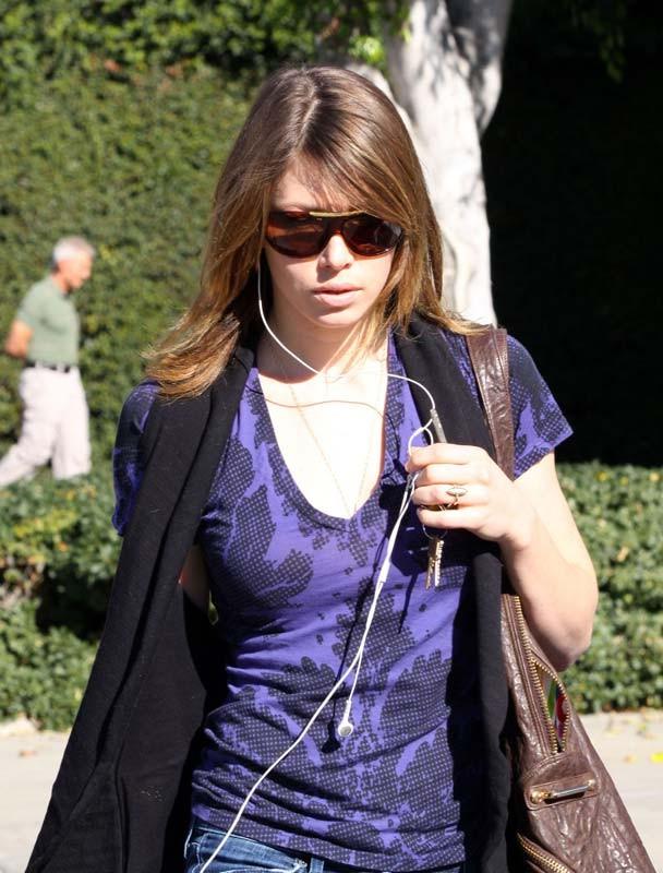 15P Celebrity Jessica Biel showing her amazing ass in sexy bikini