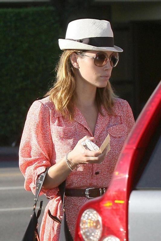 15P Celebrity Jessica Biel showing her amazing ass in sexy bikini