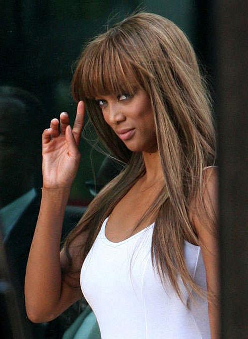 16P Tyra Banks posing sexy in one million dollar bra and showing her tits