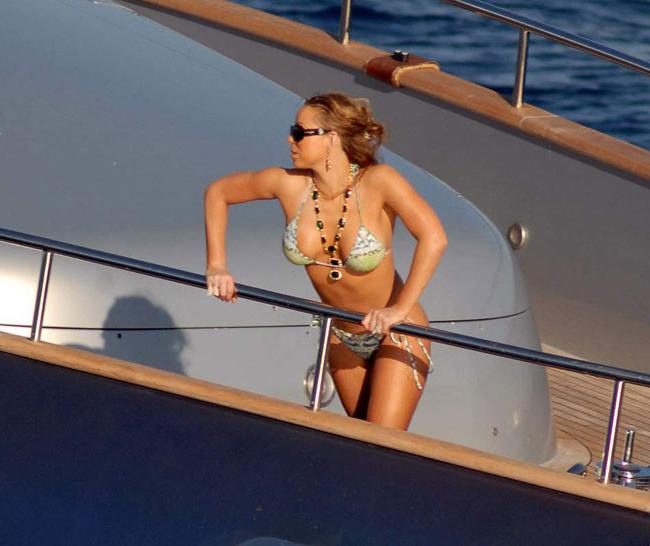15P Celebrity Mariah Carey showing her nice ass in nasty bikini