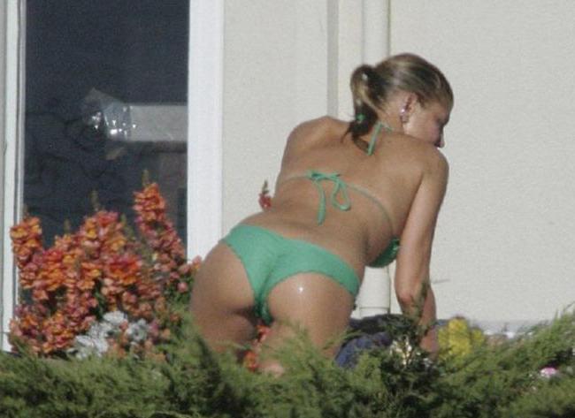 15P Celebrity hottie Fergie upskirt panties and sexy ass in bikini
