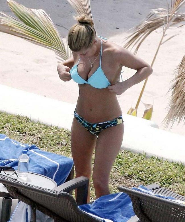 15P Celebrity hottie Fergie upskirt panties and sexy ass in bikini