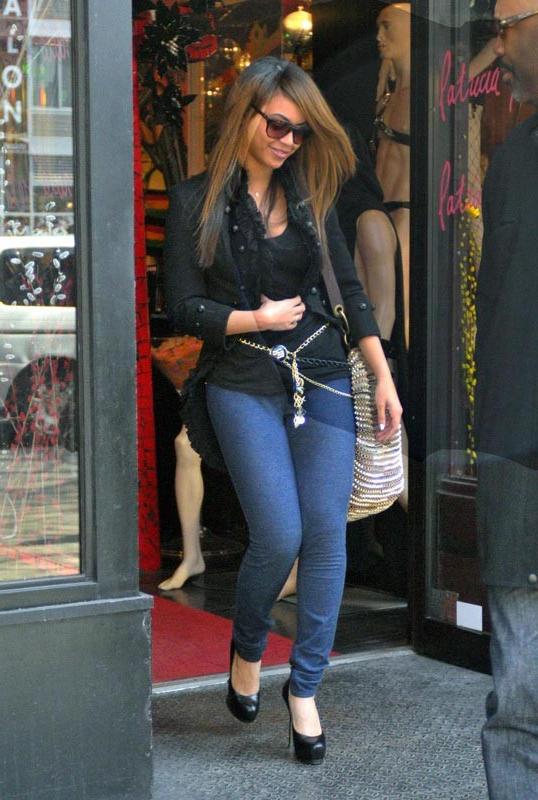 15P Celebrity Beyonce Knowles showing her great ass in yellow bikini