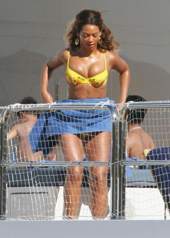 15P Celebrity Beyonce Knowles showing her great ass in yellow bikini