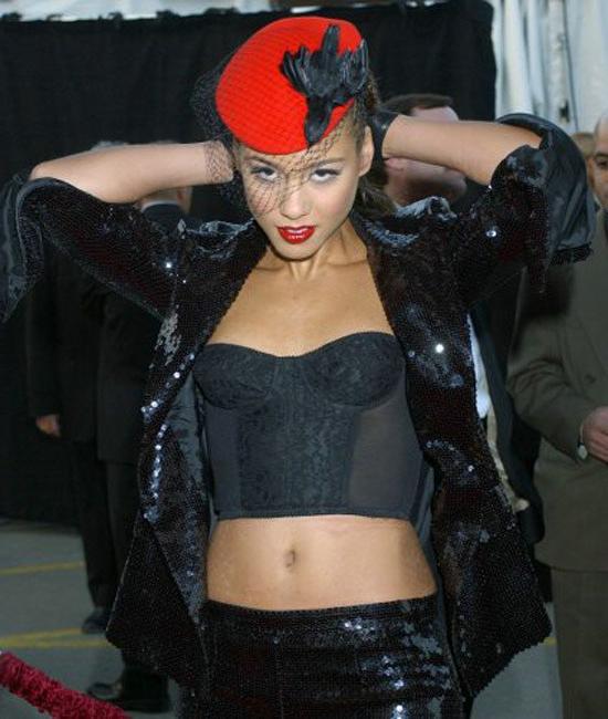 15P Sexy Alicia Keys knows just how to tease with skimpy bra