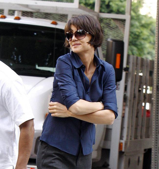 15P Celebrity sweet actress Katie Holmes pokes through bra