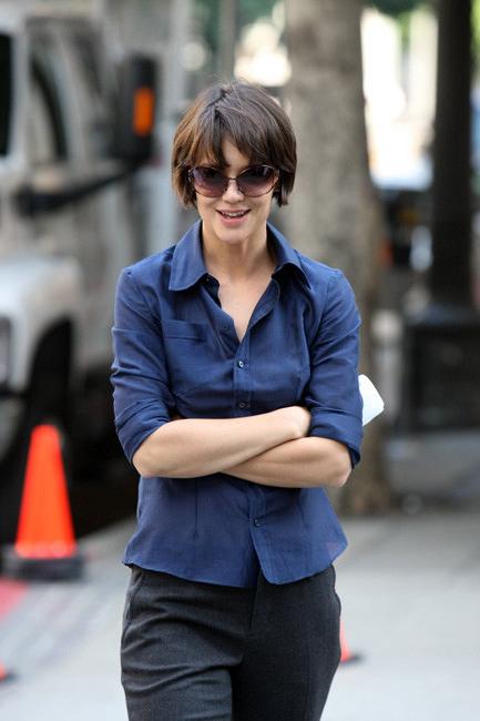 15P Celebrity sweet actress Katie Holmes pokes through bra