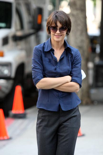 15P Celebrity sweet actress Katie Holmes pokes through bra