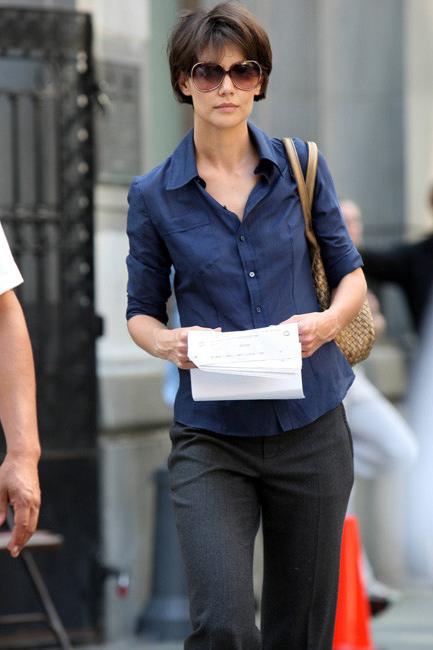 15P Celebrity sweet actress Katie Holmes pokes through bra
