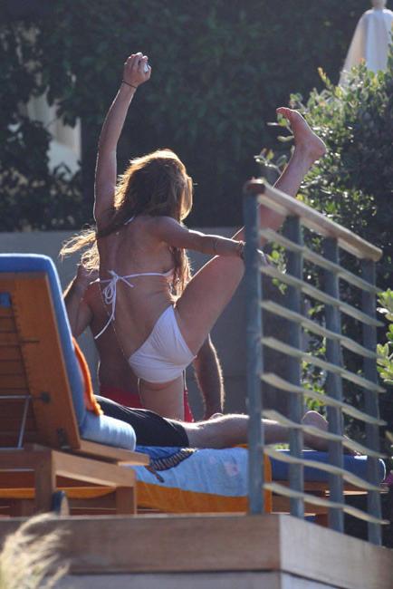 15P Celebrity Lindsay Lohan without bra in the public and sexy ass