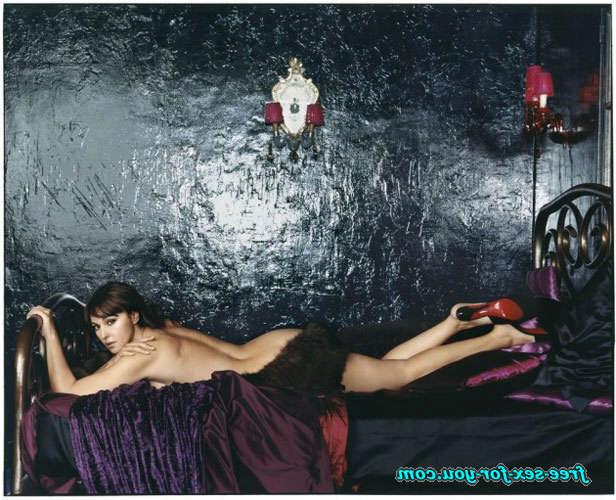 16P Monica Bellucci showing tits in see thru bra