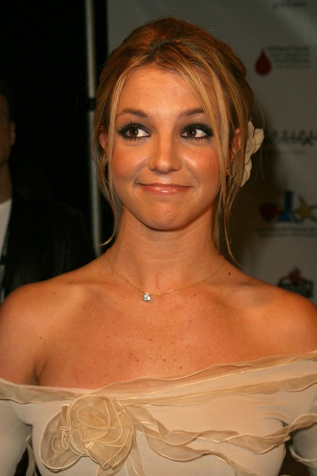 16P Sexy pop princess britney spears exposed