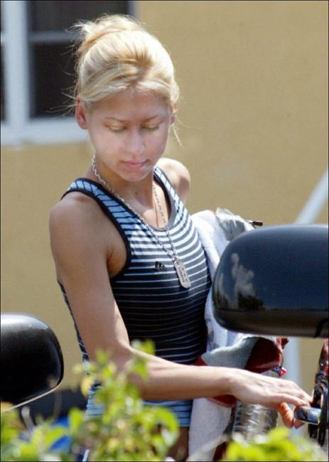 16P Sexy pictures of tennis star anna kournikova