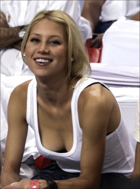 16P Sexy pictures of tennis star anna kournikova