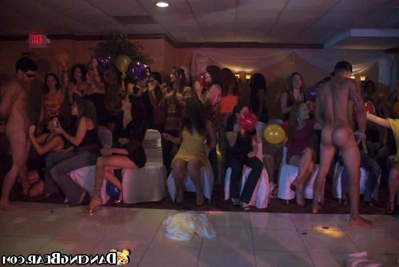20P Wild audience gives a men a tugjob