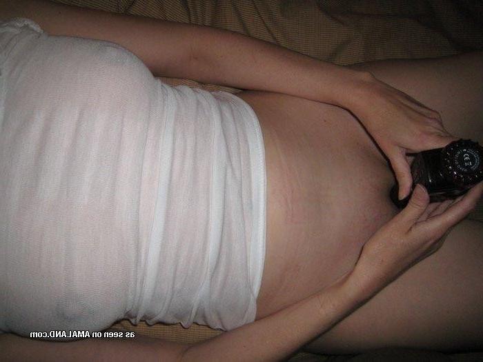 15P Zeigt ihre gepiercten Nippel und präsentiert uns ihre rasierte Fotze