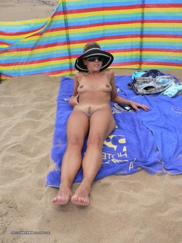 15P Wife shows off her ass and shaved cunt at a nude beach
