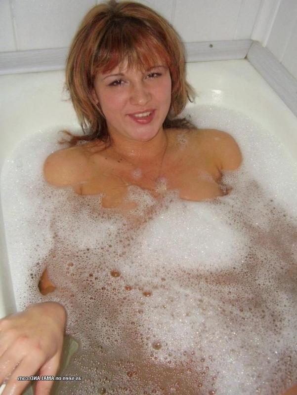 10P Compilation of a naughty naked wife posing in the bath tub