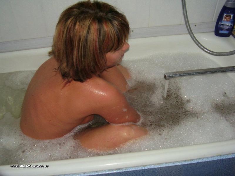 10P Compilation of a naughty naked wife posing in the bath tub
