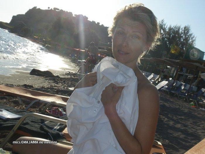 10P Gallery of a busty wife sunbathing topless while on vacation