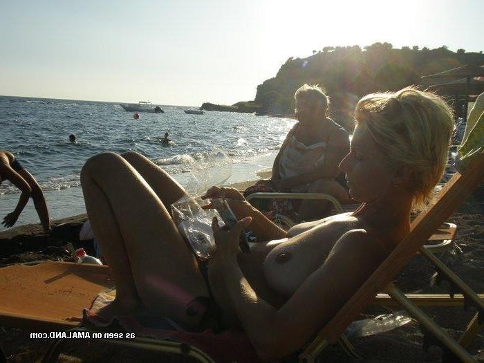 10P Gallery of a busty wife sunbathing topless while on vacation