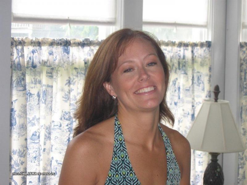 15P Gallery of a hot sexy MILF posing sleazy for her husband