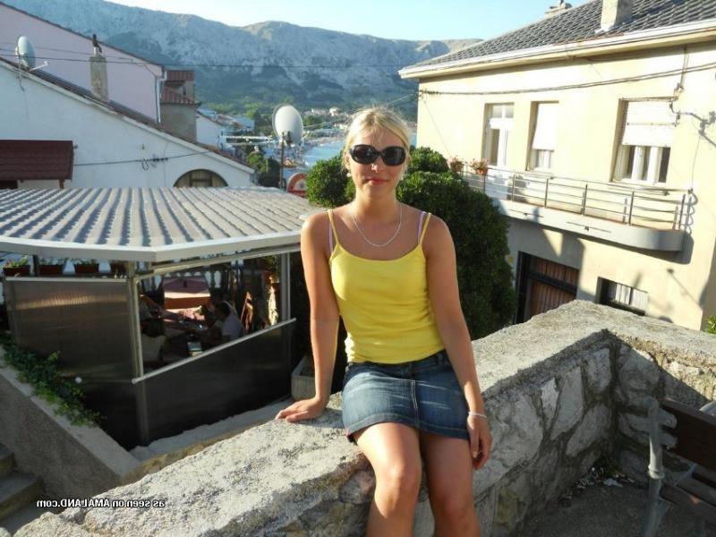 10P Lovely sexy blonde wife goes topless on vacation