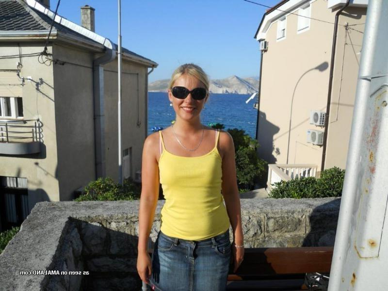 10P Lovely sexy blonde wife goes topless on vacation