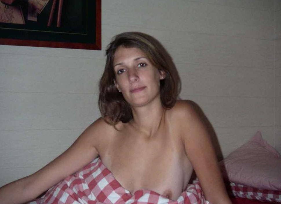 15P Pictures of a wife in lingerie who got naked