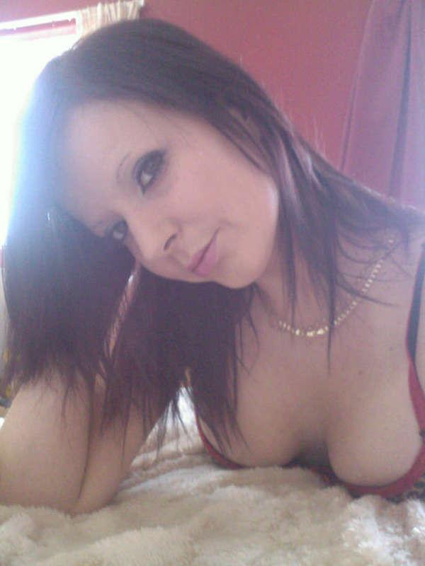 15P Pictures of a wife in lingerie who got naked