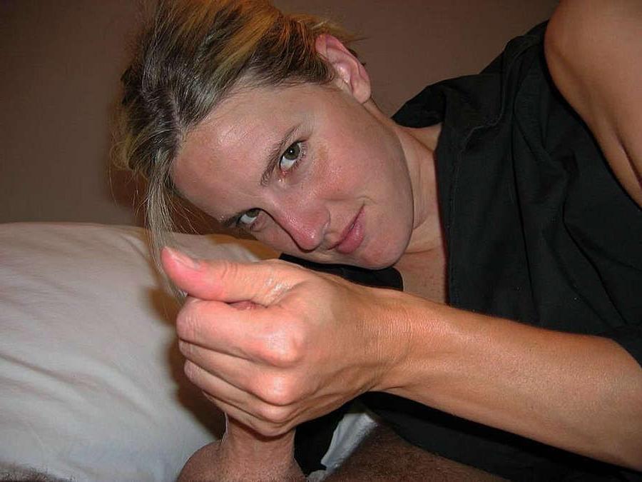15P Pictures of a wife in lingerie who got naked