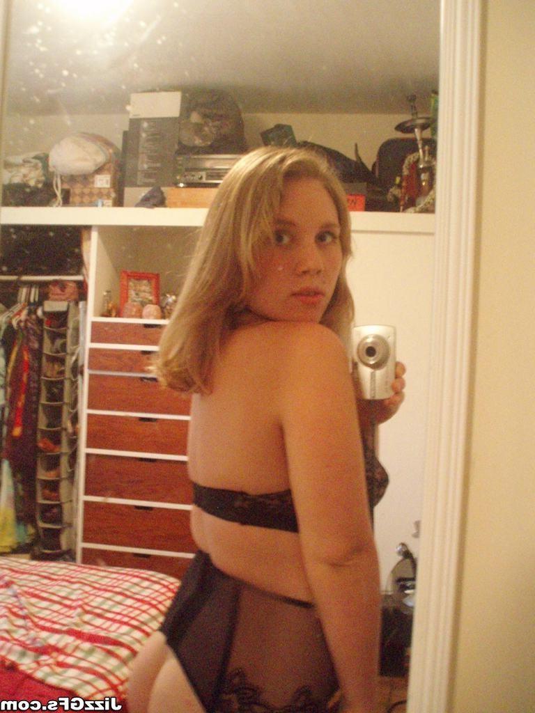 15P Petite amie teen amateur reçoit une éjaculation faciale dans les yeux