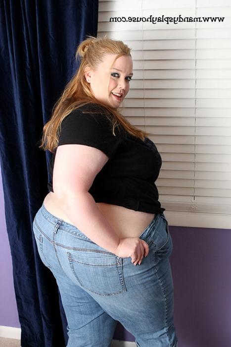 15P Beautiful BBW slut Mandy takes off her tiny bra