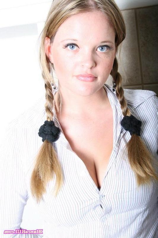 17P Chubby Bianca Hill strips off her bra