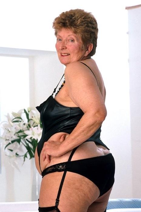 16P Plump grandma spreads her smoothly shaved cunt