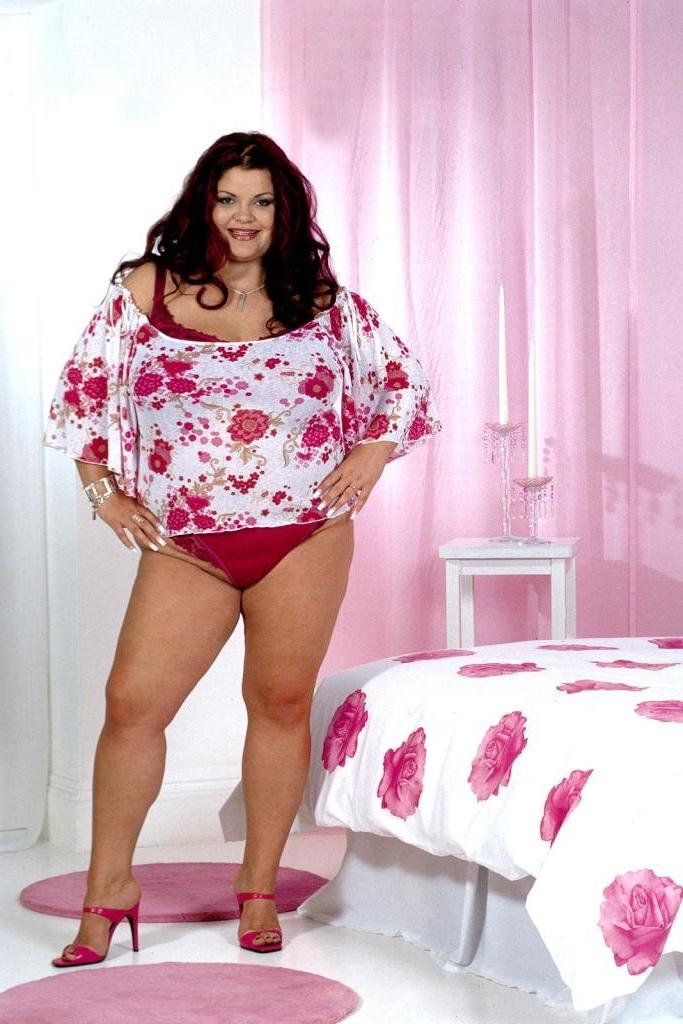 20P Big tit bbw strip teasing in bed