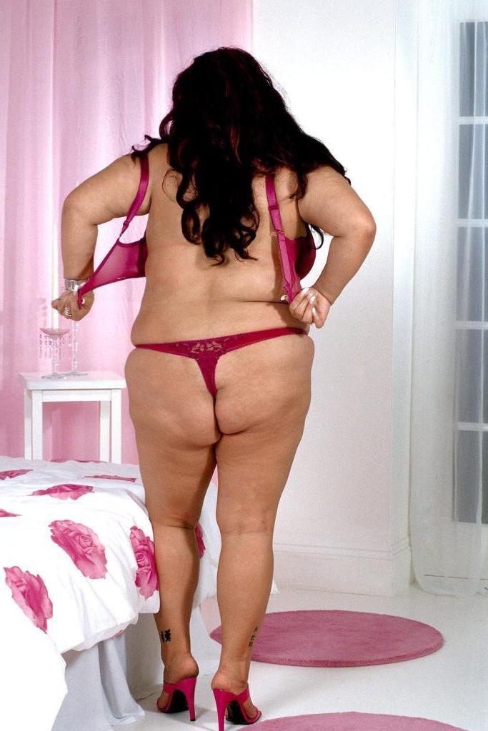 20P Big tit bbw strip teasing in bed