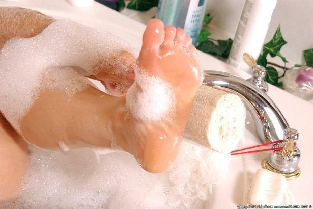 16P Chubby Older Blonde Washing Feet in Bubble Bath