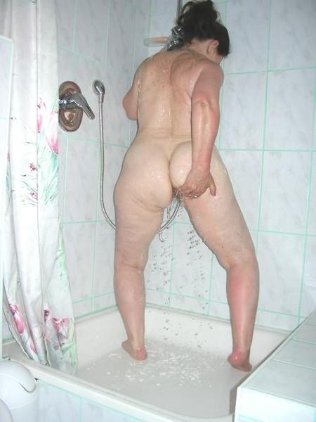 18P Fat and old mature slut bath its plump body