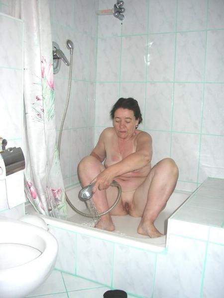 18P Fat and old mature slut bath its plump body