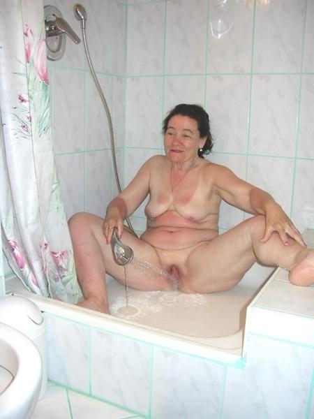 18P Fat and old mature slut bath its plump body